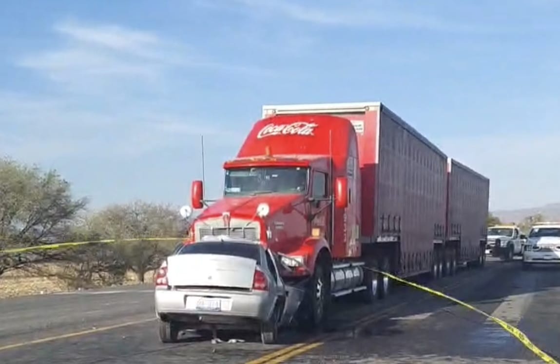 Pareja muere en choque de frente contra un tráiler