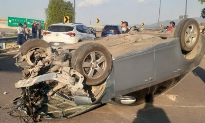 Mujer muere al volcar su automóvil