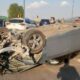 Mujer muere al volcar su automóvil