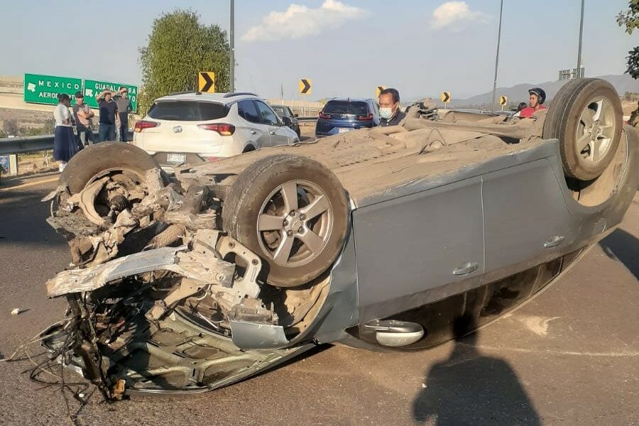 Mujer muere al volcar su automóvil