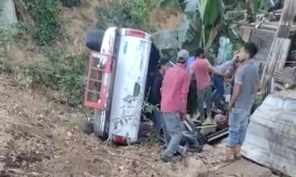 Camioneta con jornaleros cae a un barranco en Uruapan