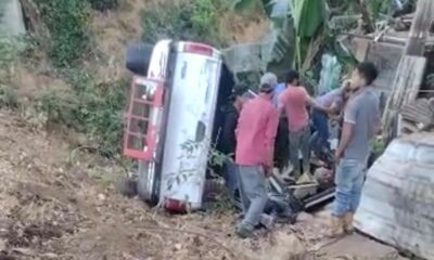 Camioneta con jornaleros cae a un barranco en Uruapan