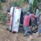 Camioneta con jornaleros cae a un barranco en Uruapan