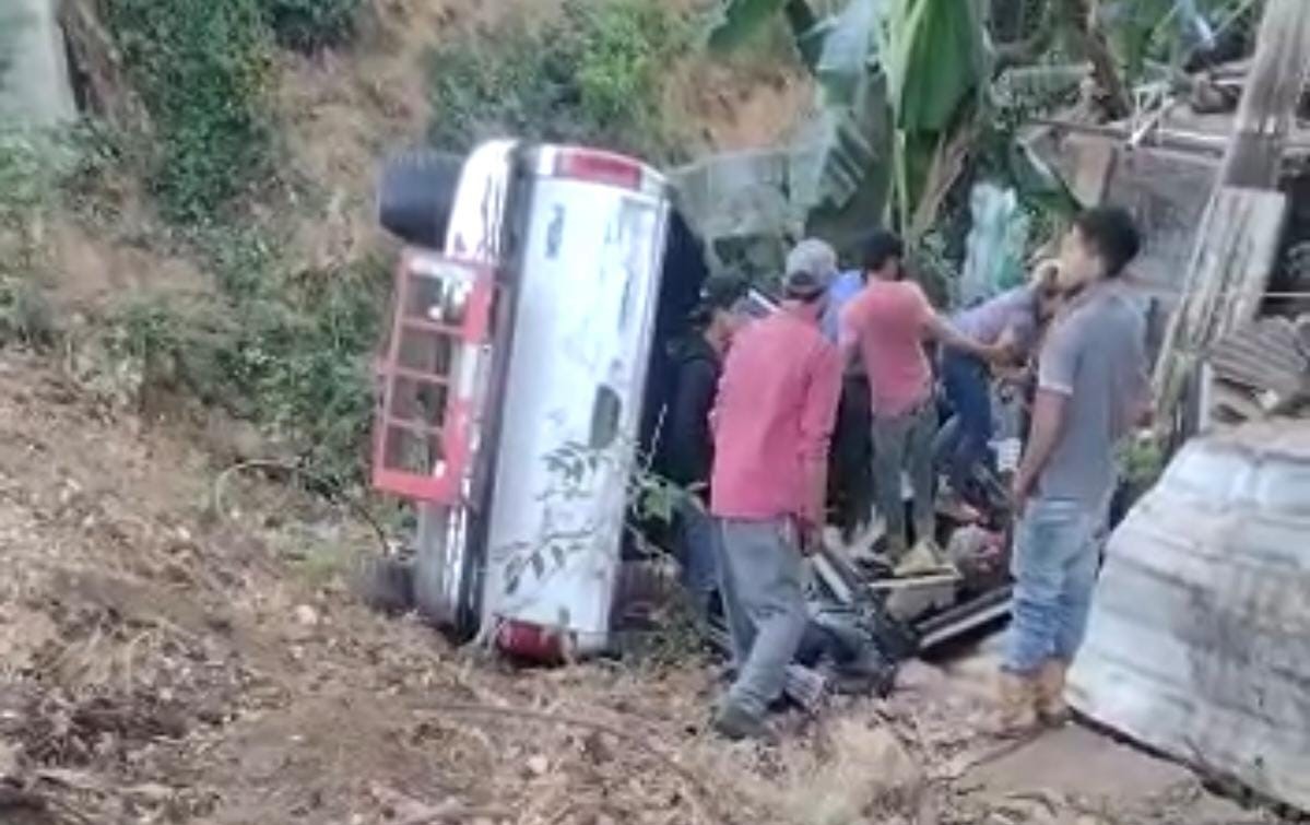 Camioneta con jornaleros cae a un barranco en Uruapan