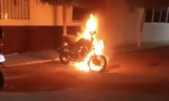 Sujetos prenden fuego a una motocicleta en Tarímbaro