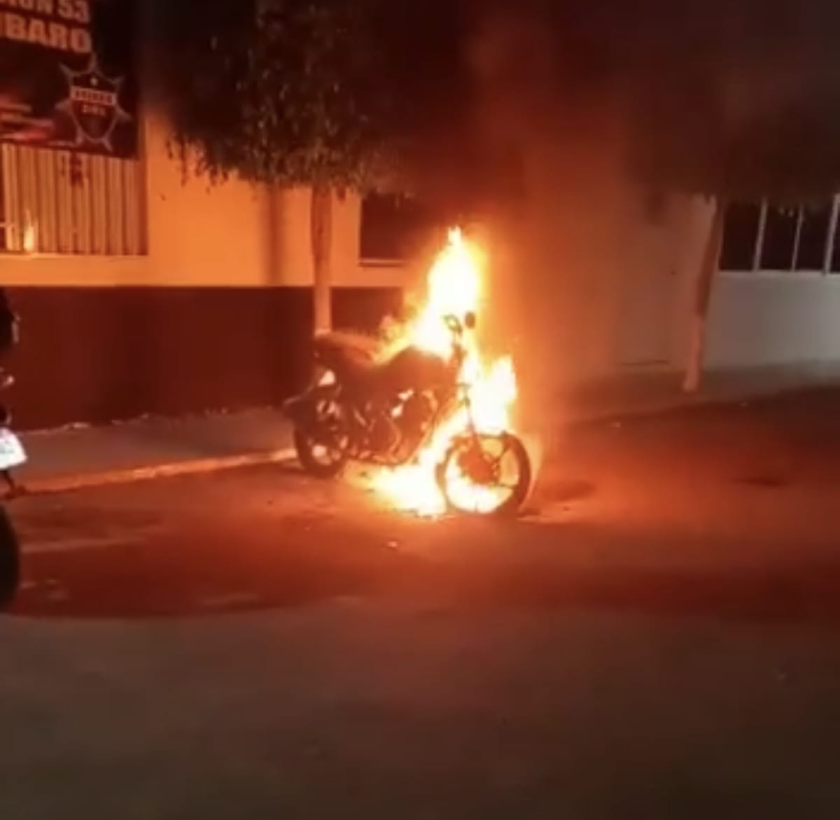 Sujetos prenden fuego a una motocicleta en Tarímbaro