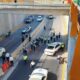Joven se lanza un puente y cae sobre patrulla