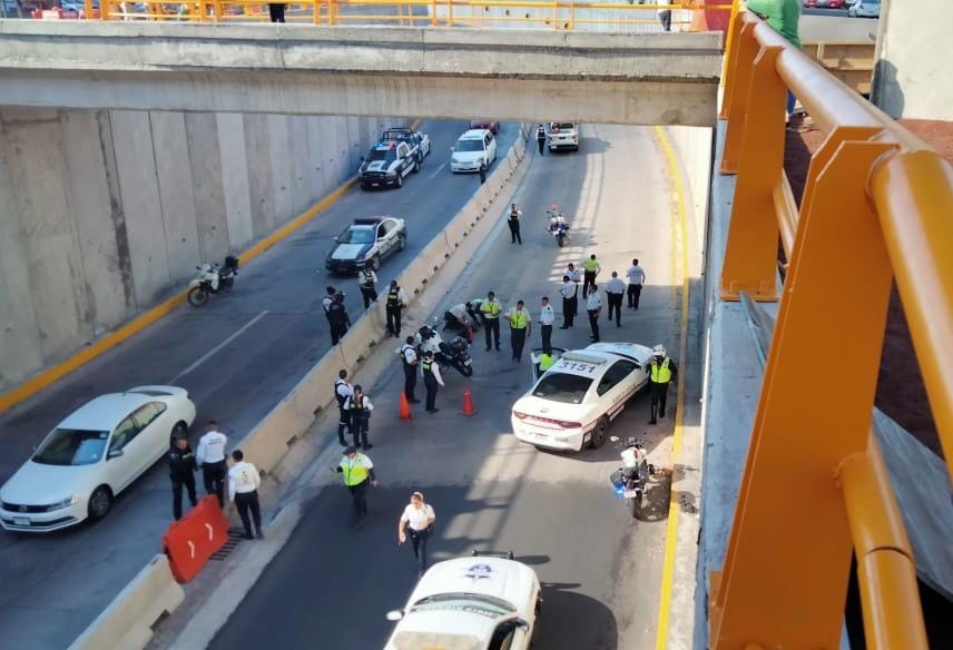 Joven se lanza un puente y cae sobre patrulla