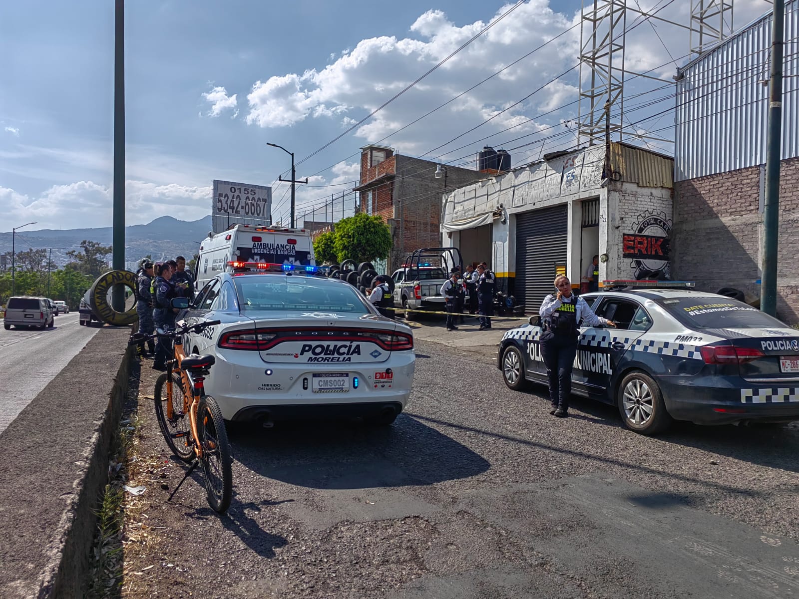 Acribillan a tiros a dos sujetos dentro de llantera en Morelia