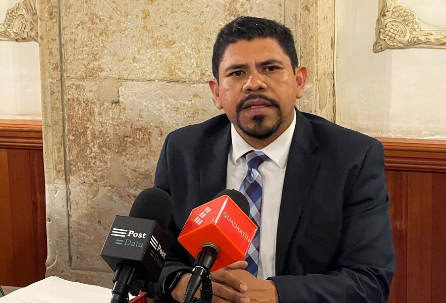persecución político Mecino