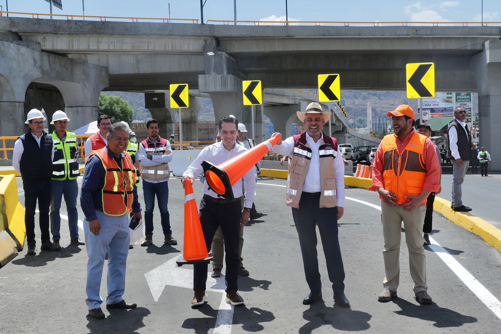 Alfredo Ramírez Bedolla y el titular de la SCOP realizaron una visita al distribuidor vial de la salida a Mil Cumbres