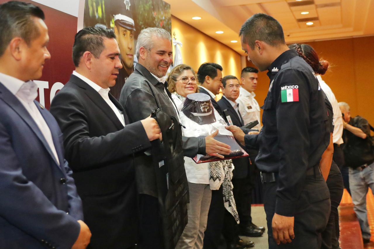 uniformes y equipo a la Policía Auxiliar