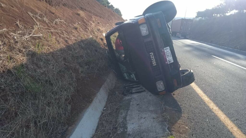 Choque sobre la autopista Siglo XXI deja 2 heridos