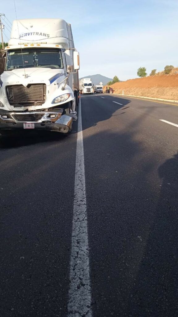 Choque sobre la autopista Siglo XXI deja 2 heridos