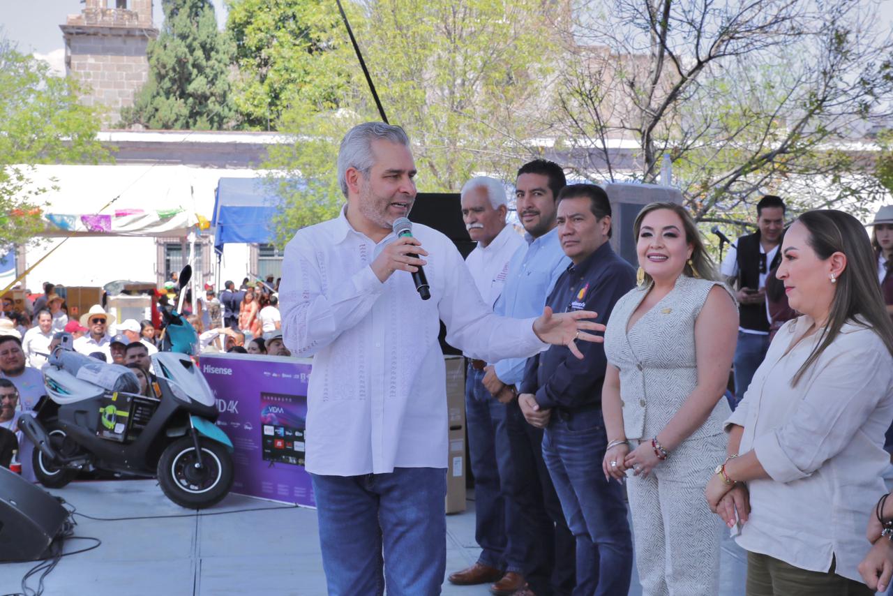 Con gran éxito inaugura Bedolla Kermés DIF 2023