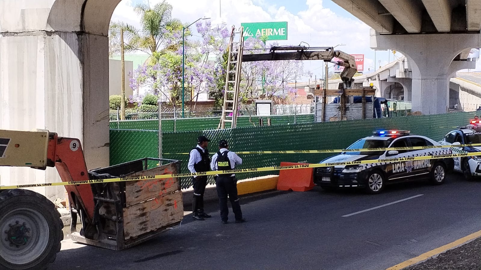 Fallece trabajador tras caer del puente vial de salida a Mil Cumbres