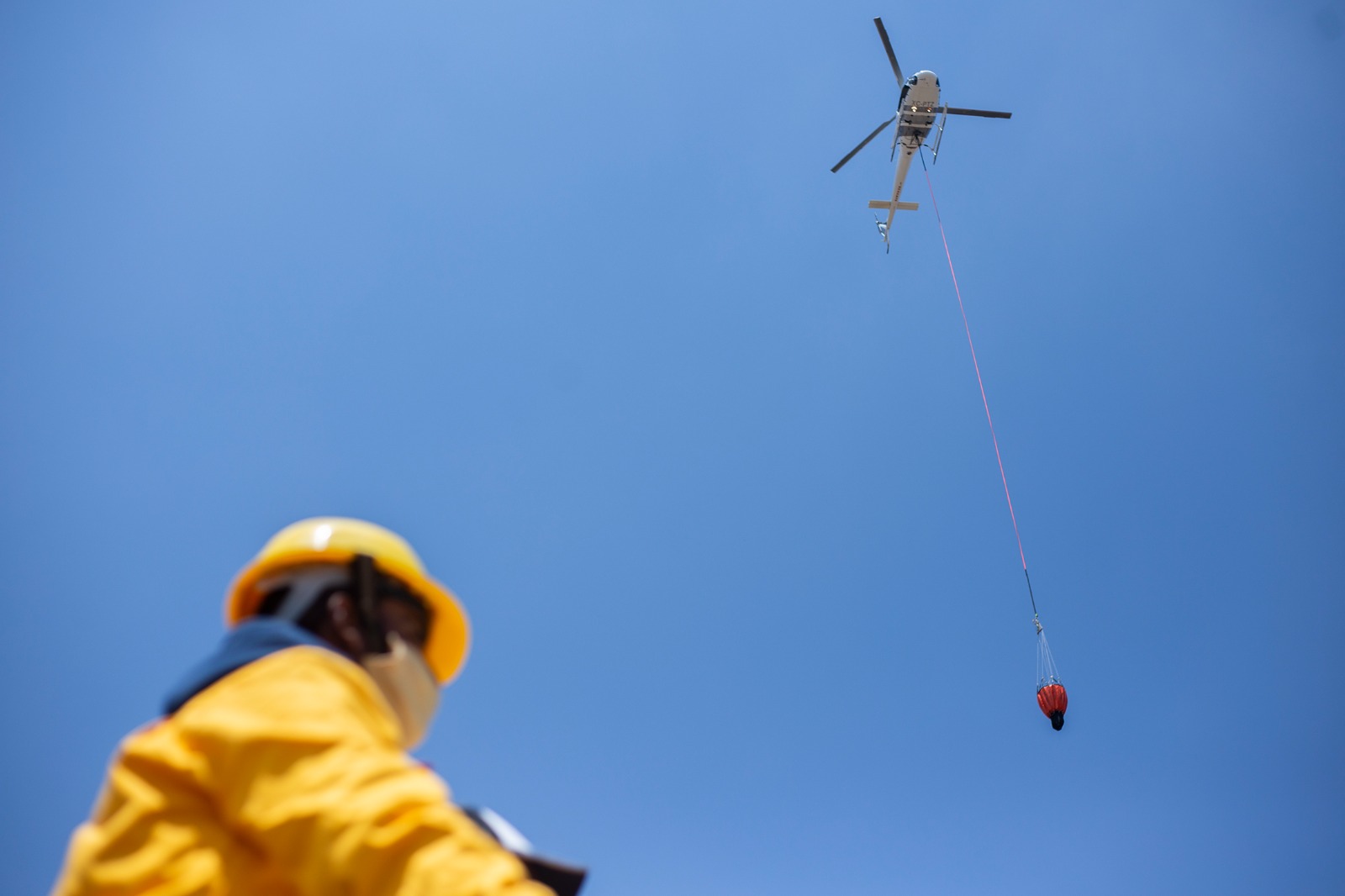 Helicópteros oficiales podrán utilizar hoyas de agua de aguacateros para mitigar incendios Bedolla