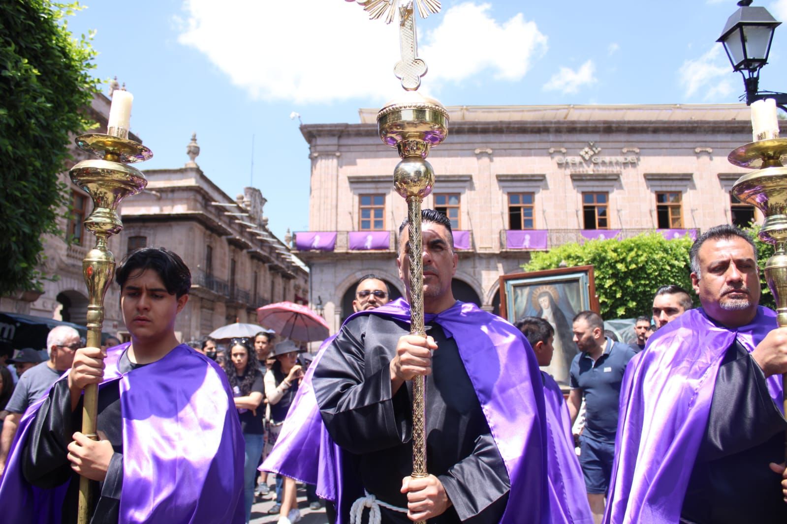 Llama Arzobispo a remover las cruces que cada uno carga al celebrar el Viacrucis