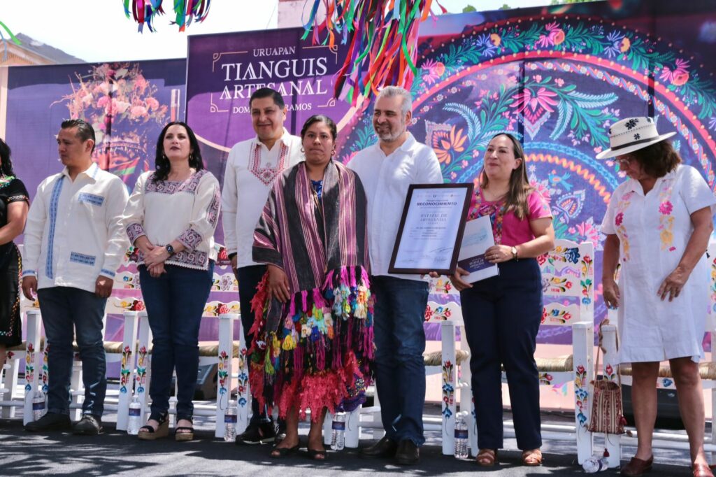 Premia Bedolla a ganadores de los concursos de Artesanías e Indumentaria Tradicional