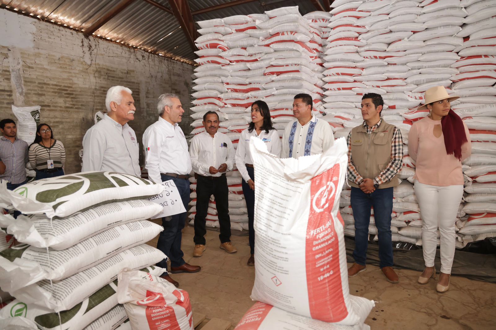Productores de Ario, Nuevo Urecho y Salvador Escalante reciben fertilizante del Gobernador