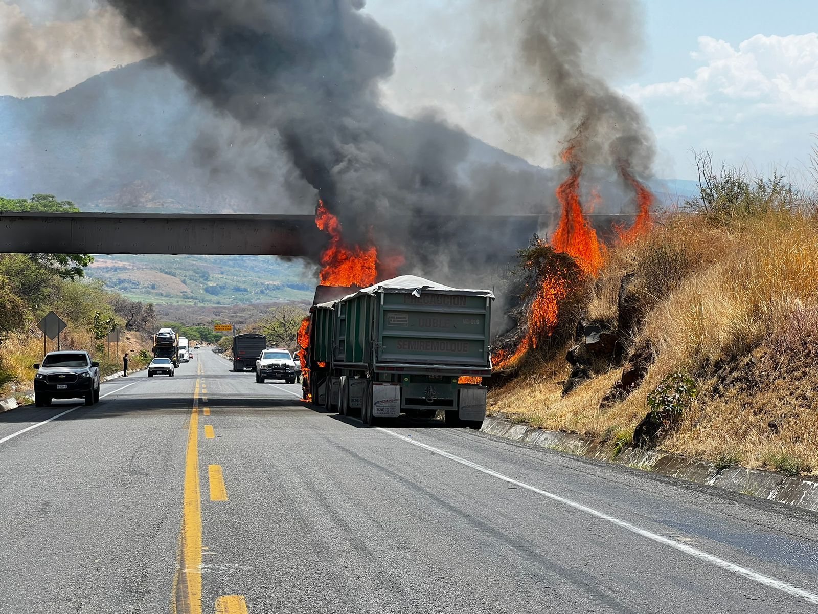 Reportan camión incendiado en autopista Siglo XXI