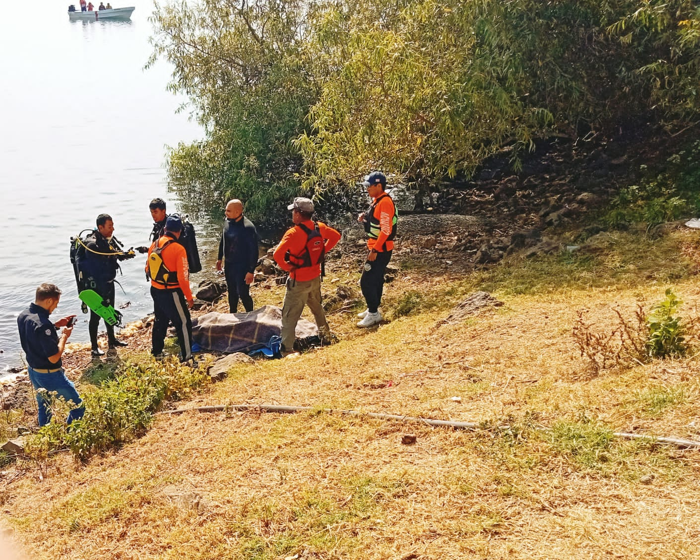 Rescatan cuerpo de joven ahogado en lago de Zirahuén