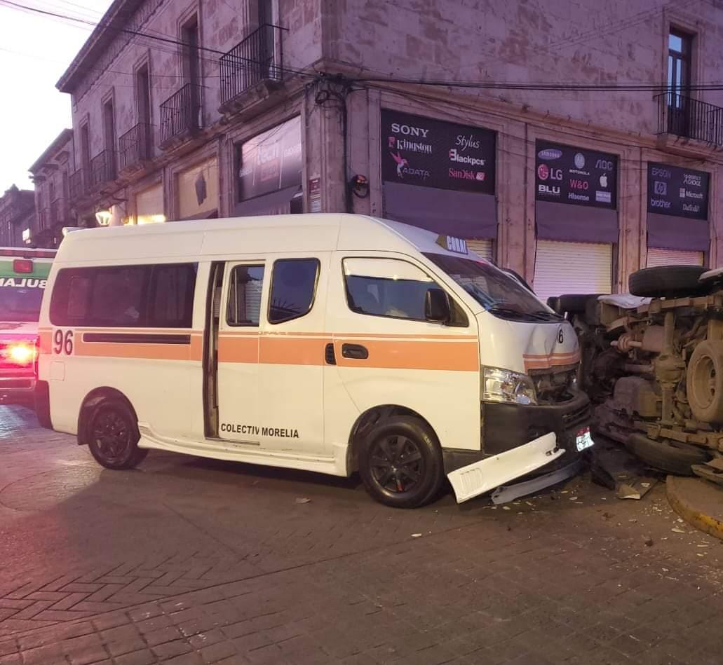 Vuelca unidad del transporte público en el centro histórico de Morelia