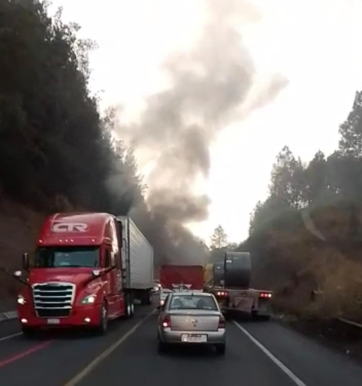 Tráiler choca y se incendia sobre la Siglo XXI