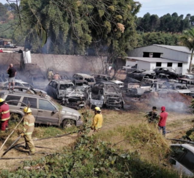 Se incendia corralón en Uruapan; se calcinan28 vehículos