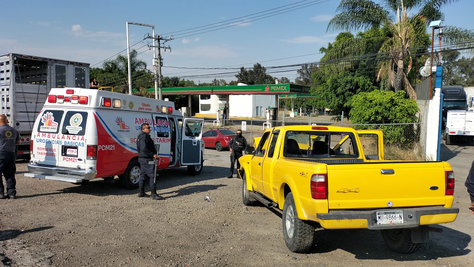 Camioneta se impacta contra tráiler; cinco lesionados