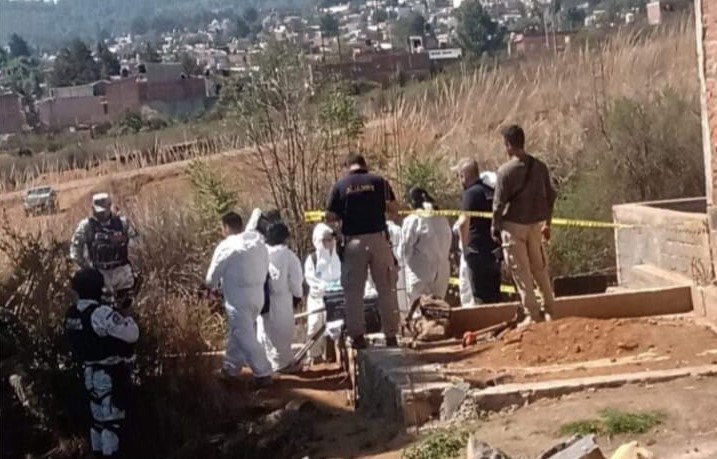 Hallan narcofosa con 7 cuerpos, en Michoacán