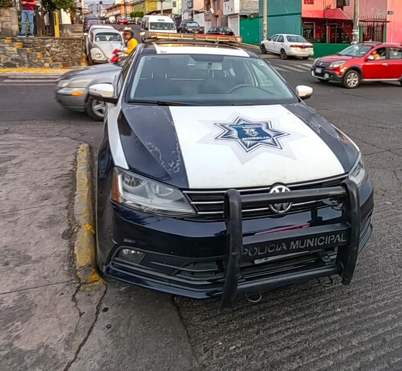 Policía de Morelia justifica a elementos que pasearon y curaron resaca a mujer