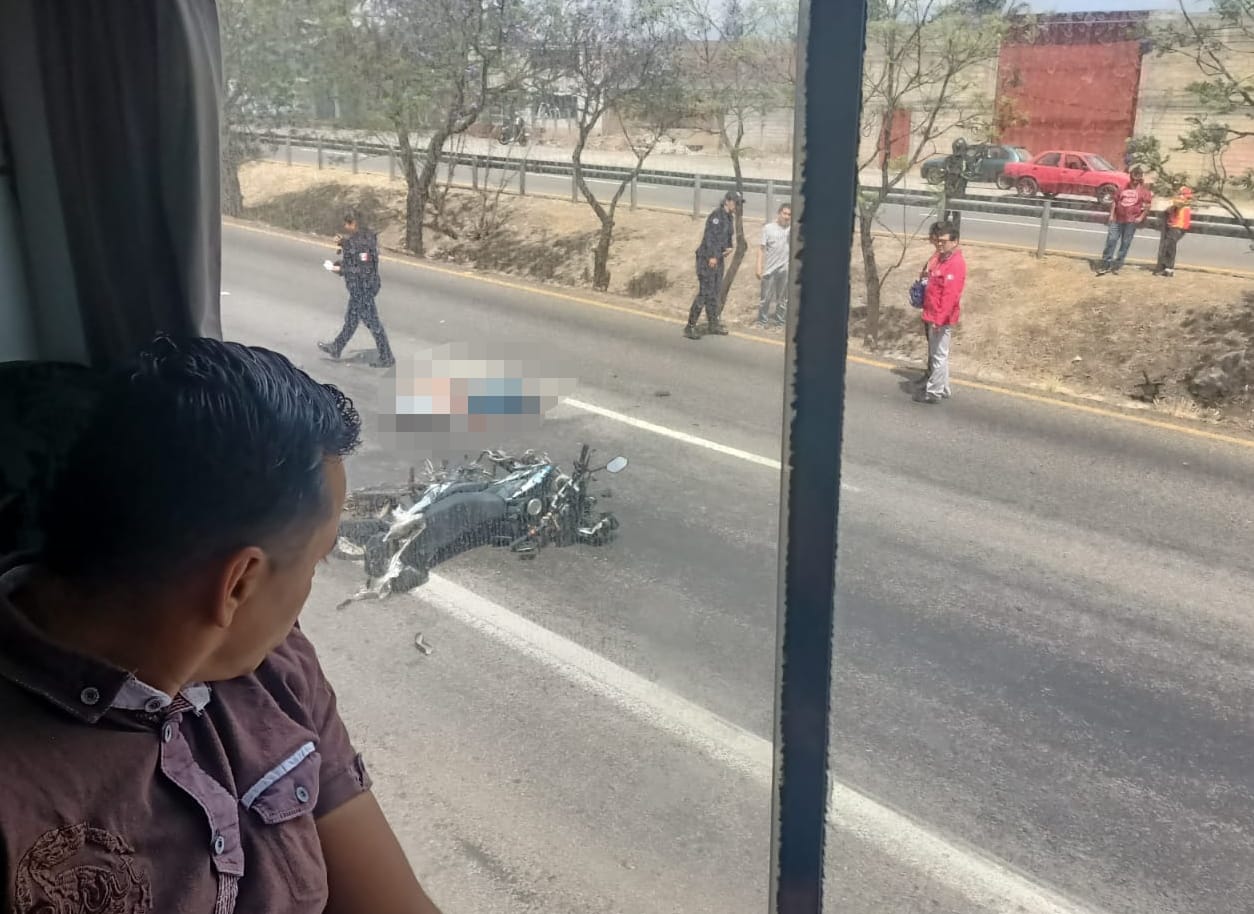 Pareja de motociclistas muere en fuerte accidente