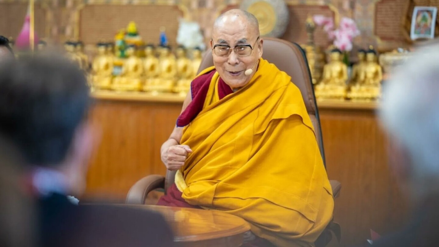 Dalai Lama ahora acaricia a una jovencita