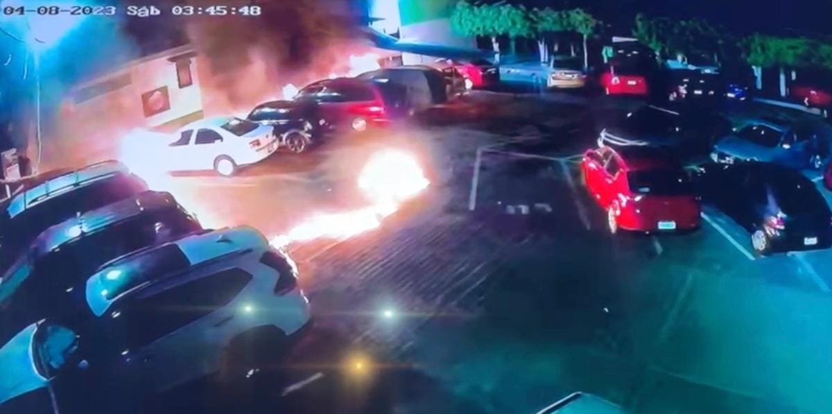 Encapuchados incendian vehículos en colonia de Morelia