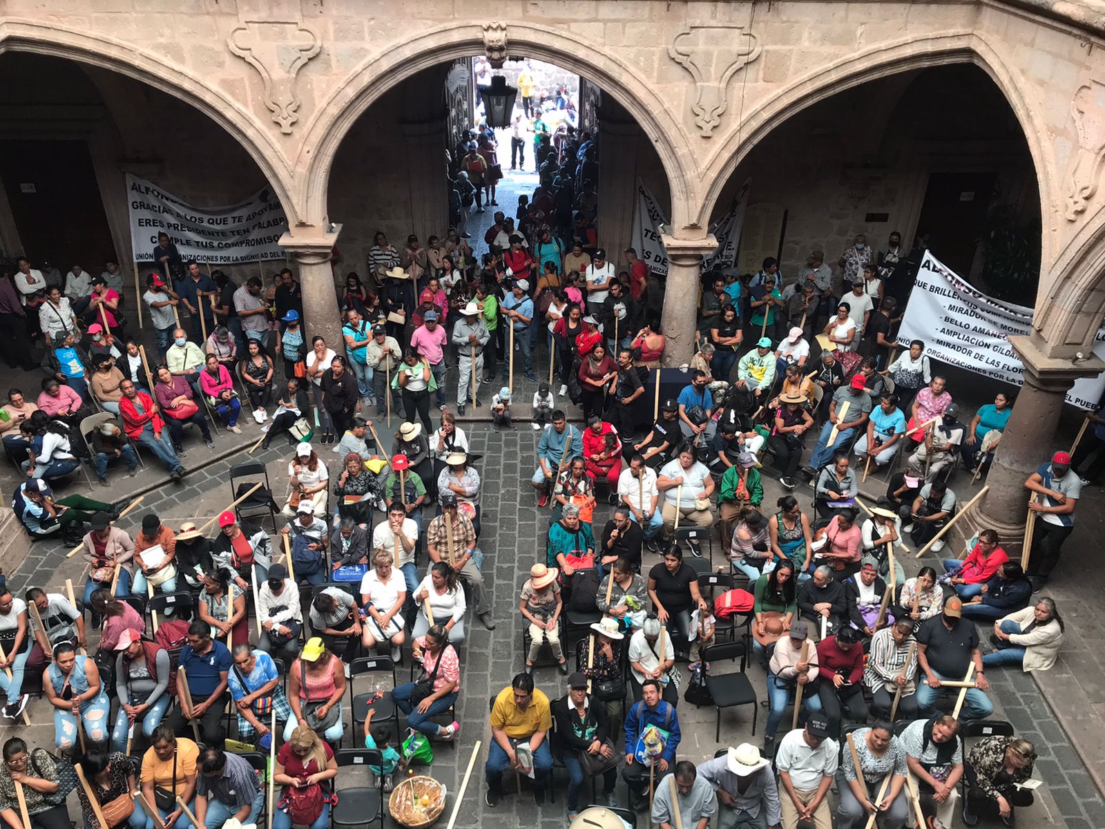 Acuerda Alfonso entregar apoyos a manifestantes en Palacio Municipal