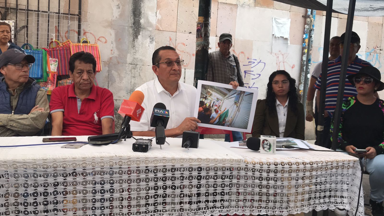 Alfonso Martínez da apoyos de burla a comerciantes afectados por incendio