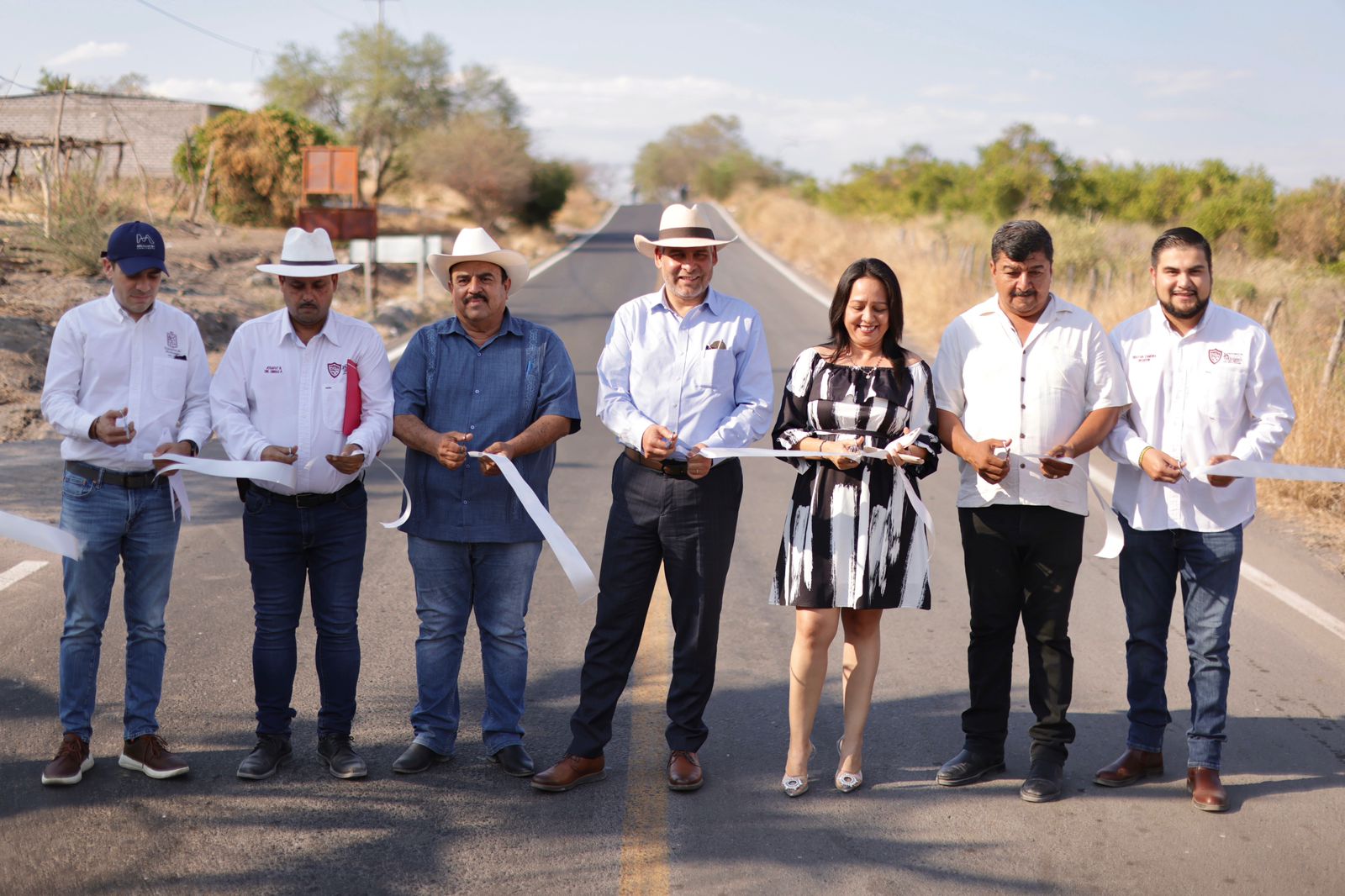 Bedolla rehabilitación carretera en Parácuaro