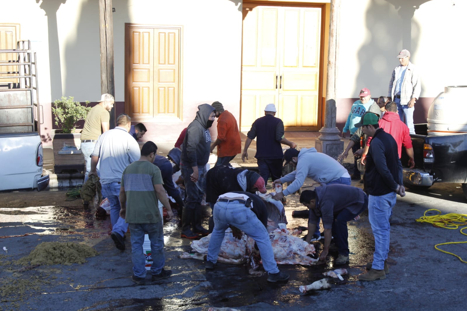 Carniceros de Tancítaro protestan con carne frente a presidencia municipal