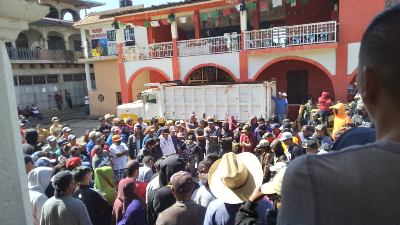 Comando armado irrumpe en Ocumicho, comunidad michoacana y amenaza a población
