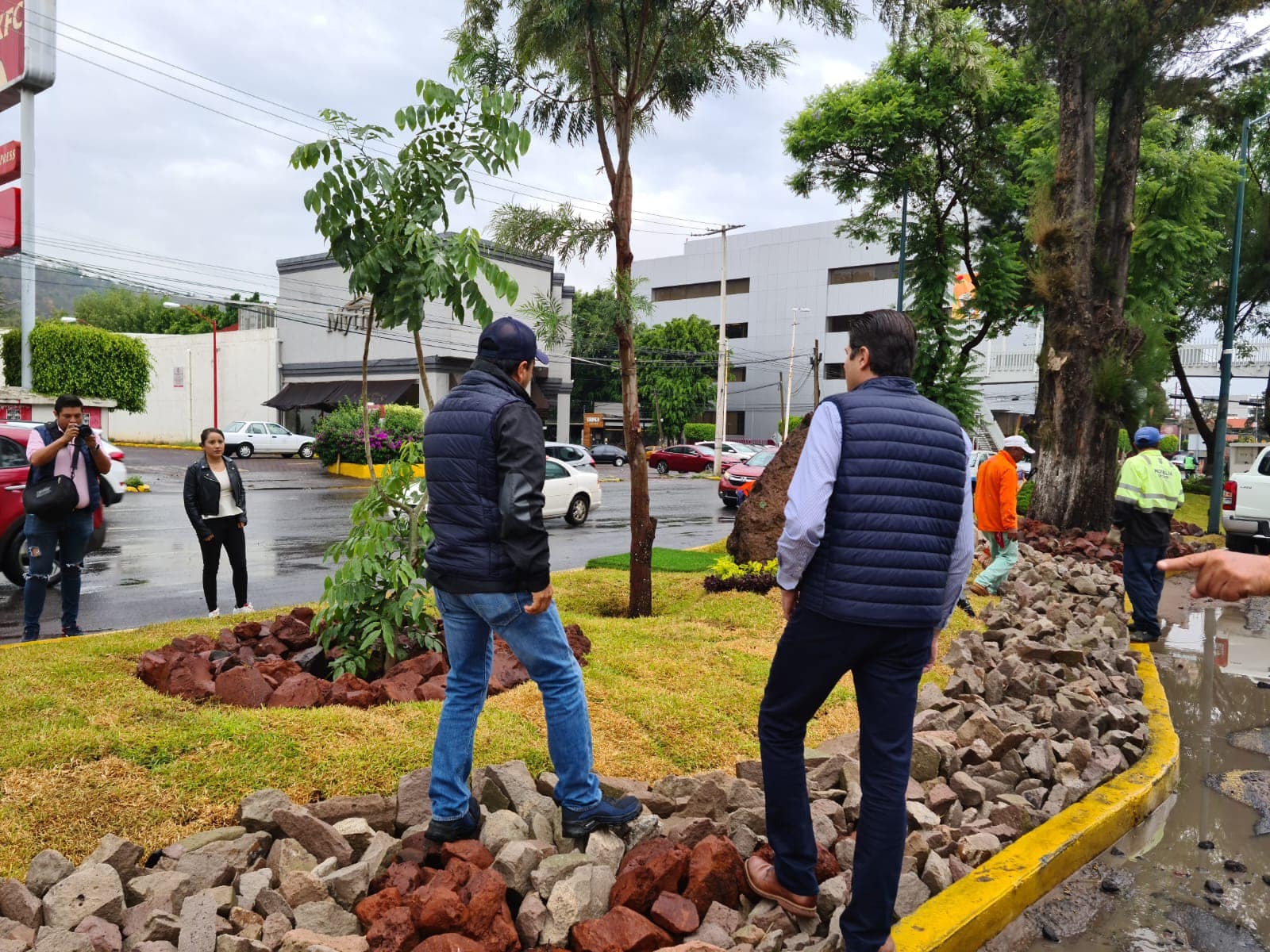 Con paisajísmo creativo, gobierno municipal modifica camellones