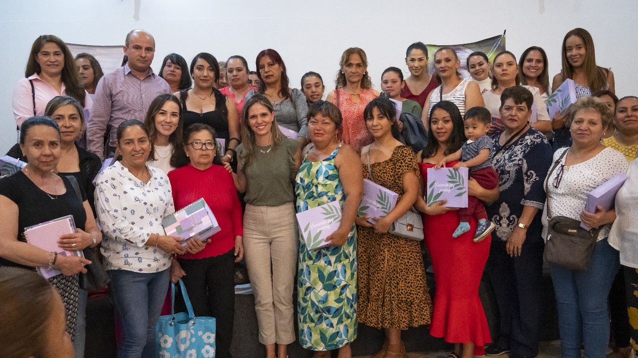 Daniela de los Santos reconoce a Mujeres 1