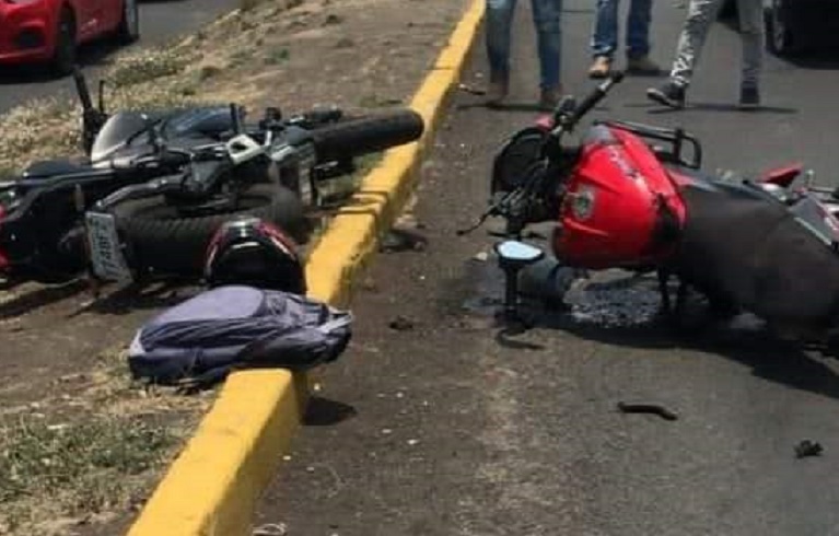 Elemento FGE atropella motociclistas Morelia