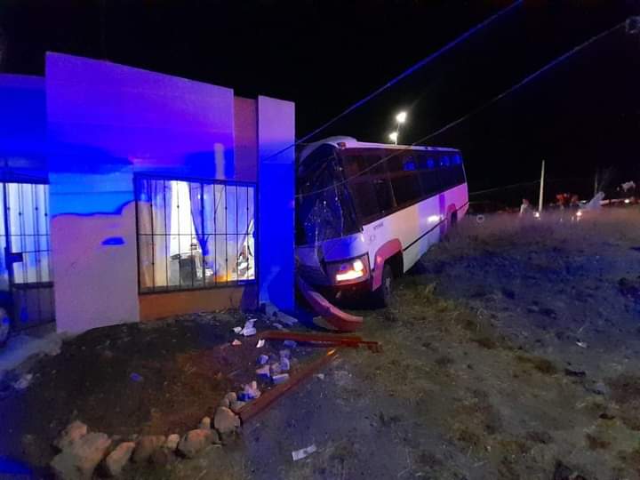 Impacta microbús contra casa en colonia de Tarímbaro