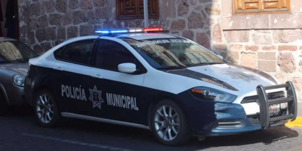 Mujer de policía Morelia abusa del poder y roba a chofer de transporte público