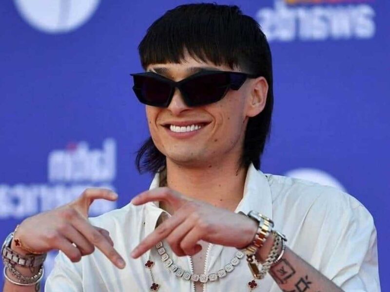 En entrevista con NBC News, Peso Pluma pidió unión entre los artistas latinos para poner en alto a Latinoamérica, destacando el auge de la música en español