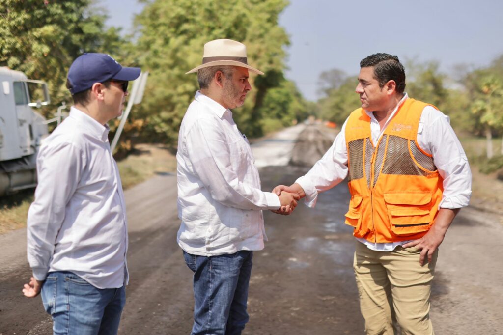 Supervisa Bedolla carretera en Apatzingán