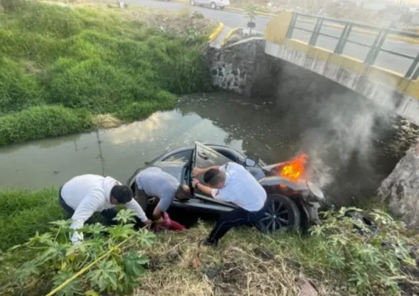 Vehículo cae a canal de agua en Tarímbaro tras sufrir choque