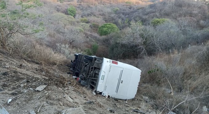 Vuelca autobús con equipo infantil de futbol; reportan 1 muerto