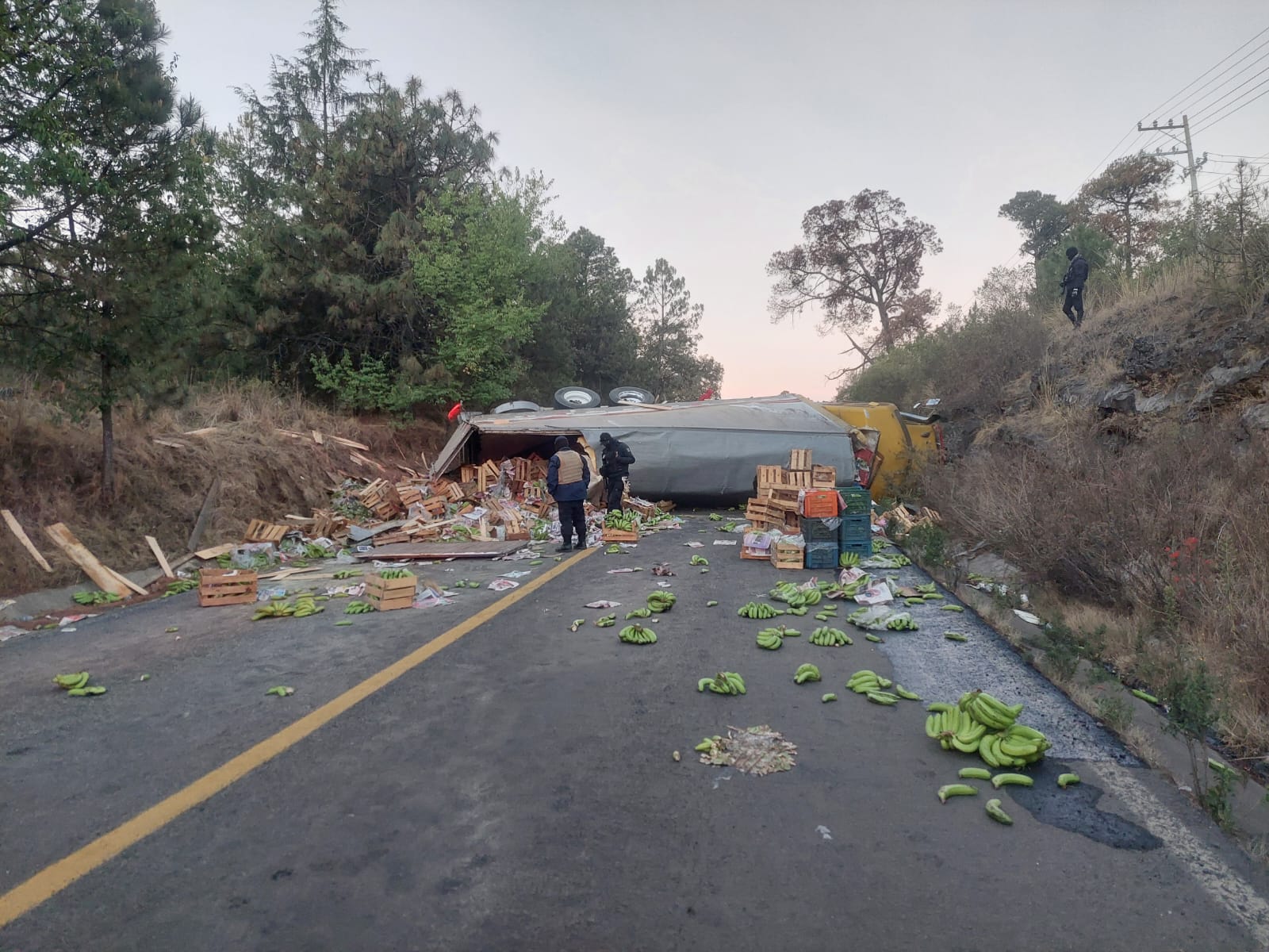 Vuelca camión de carga en autopista Uruapan-Paracho